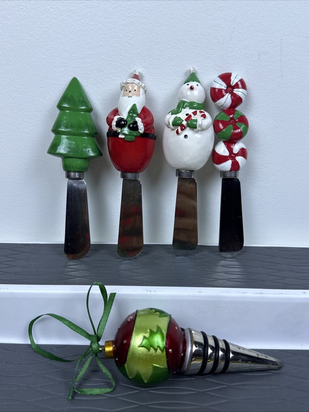 St. Nicholas Square Candy Greetings Set of 4 Christmas Spreaders & Wine Stopper